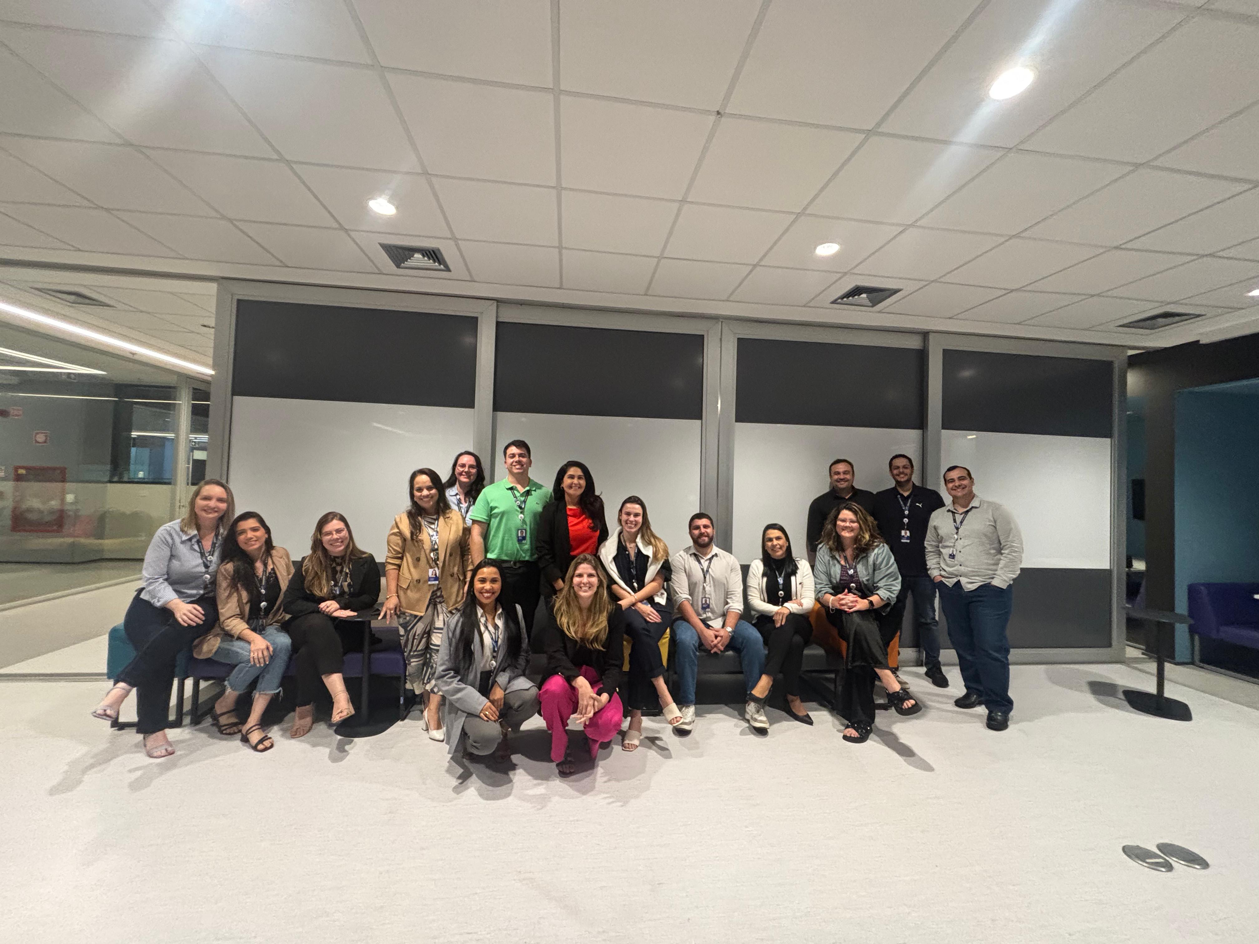 Turma reunida em treinamento .tech