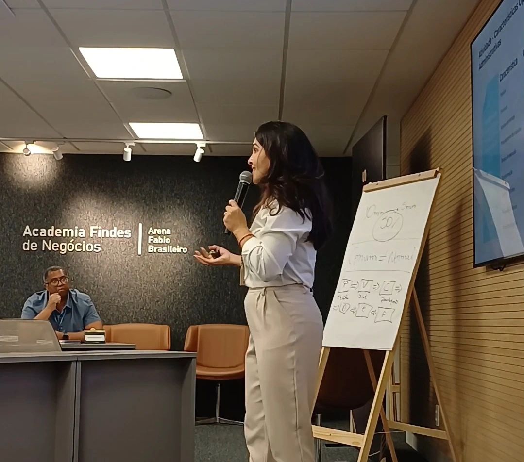 Juliana apresentando